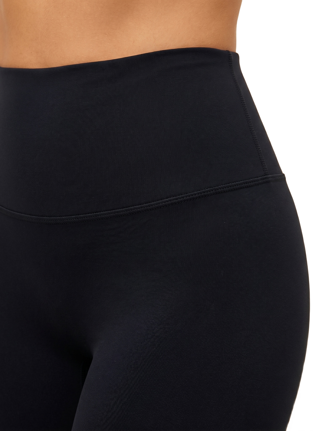 High-Waist Leggings 7/8 — fabric detail macro